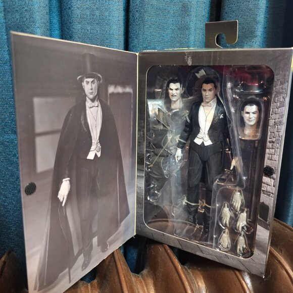 NECA: Universal Monsters - Dracula Carfax Abbey Ultimate 7" Action Figure - Picture 6 of 14